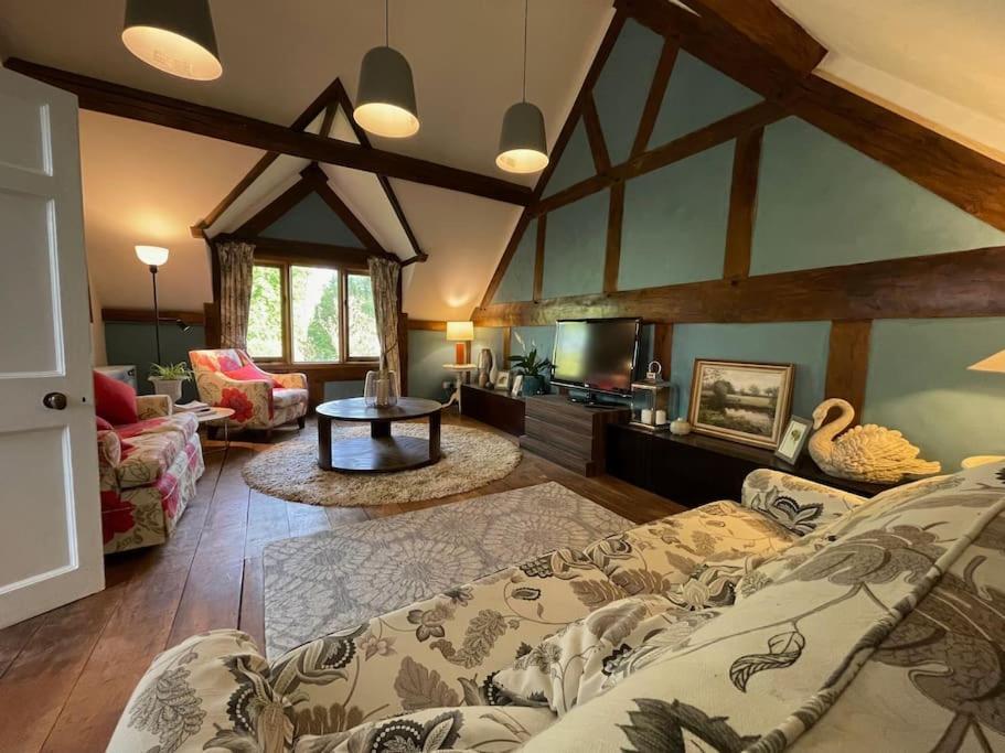 Stylish 2-Bed Cottage With Secure Parking Winforton Экстерьер фото