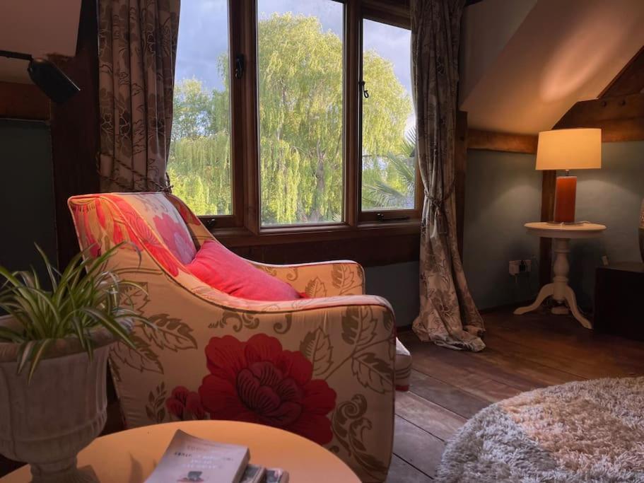 Stylish 2-Bed Cottage With Secure Parking Winforton Экстерьер фото