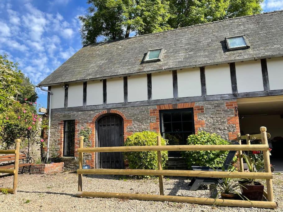 Stylish 2-Bed Cottage With Secure Parking Winforton Экстерьер фото