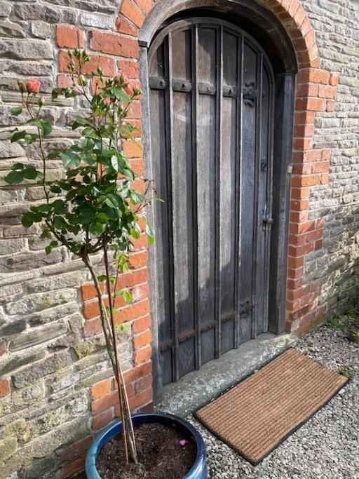 Stylish 2-Bed Cottage With Secure Parking Winforton Экстерьер фото