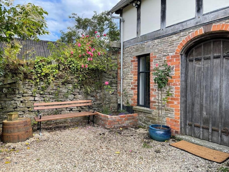 Stylish 2-Bed Cottage With Secure Parking Winforton Экстерьер фото