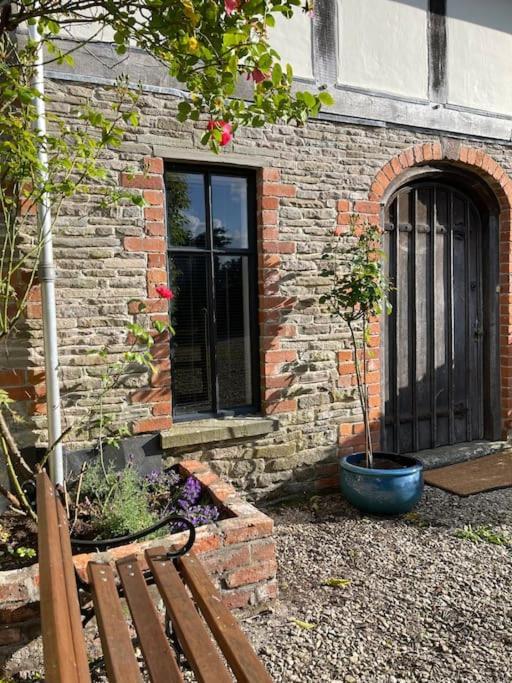 Stylish 2-Bed Cottage With Secure Parking Winforton Экстерьер фото
