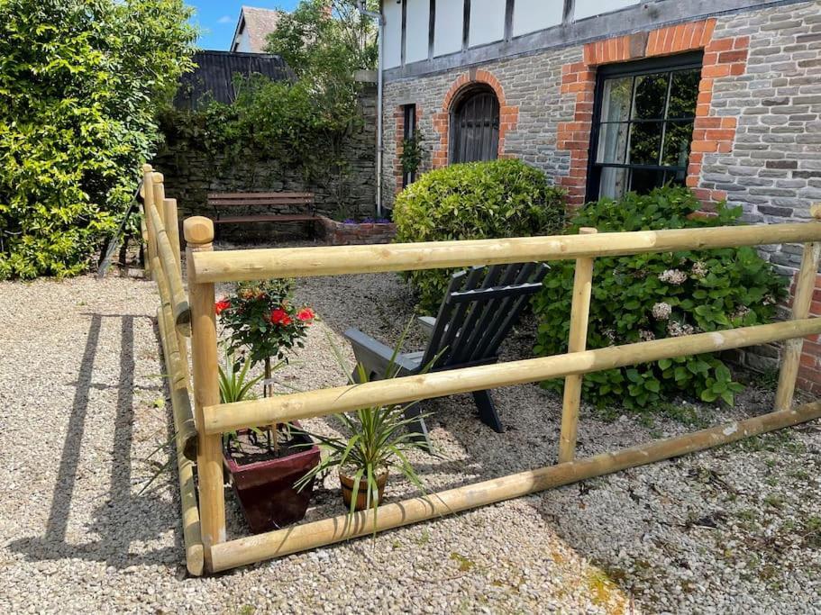 Stylish 2-Bed Cottage With Secure Parking Winforton Экстерьер фото