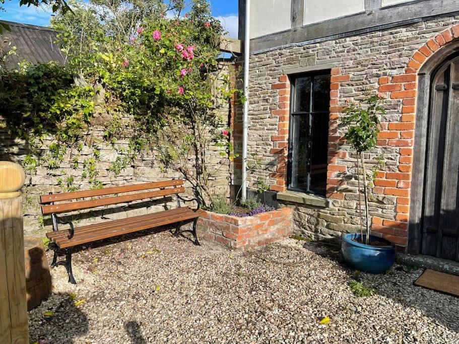 Stylish 2-Bed Cottage With Secure Parking Winforton Экстерьер фото