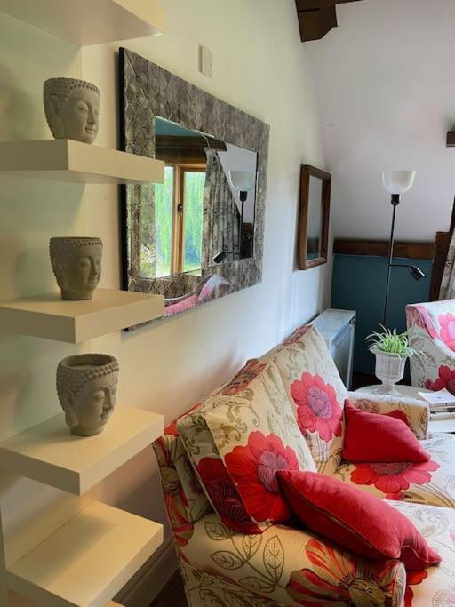 Stylish 2-Bed Cottage With Secure Parking Winforton Экстерьер фото