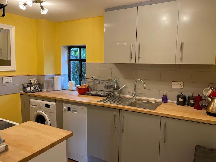 Stylish 2-Bed Cottage With Secure Parking Winforton Экстерьер фото